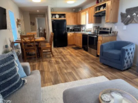 NW Retreat, Convenient 3 Block Walk to Main Street