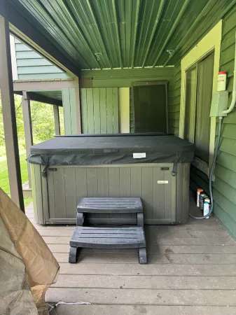 Charming Hidden Valley Retreat with New Hot Tub Spa, Wood Stove, Sauna & Jacuzzi