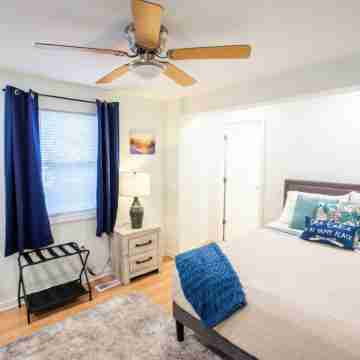 Heart of LG Village, Steps to Lake, Beach, Shepherds Park. Near Ski Slopes. Rooms