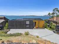 Stylish Home with Outdoor Area & Spectacular Views Hotels in Sorell