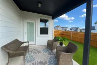 Modern 4BR New Home w Luxury Touches