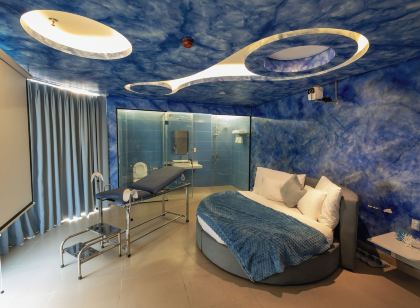 Love In The Atlantis Hotel