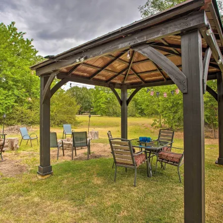 Pottsboro Home w/ Fire Pit < 1 Mi to Lake Texoma!