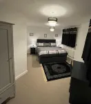 Central 2-Bed Apartment - Sleeps 5 & Free Parking