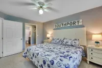 Coastal Condo w/ Screened Deck + Community Pool - balcony