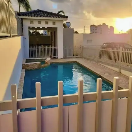 Gated Condo, Pool, High Speed Wi-fi, Washer & Dryer. Walk to Beach, Near Town
