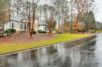 Tasteful Unit w/ Pool Table: 7 Mi to Lake Altoona!