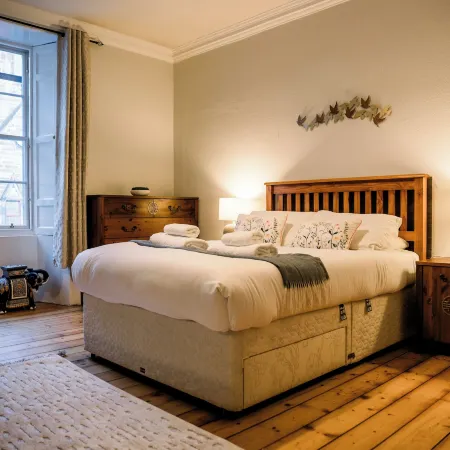 3 Bed Traditional Apartment on Picturesque Victoria St