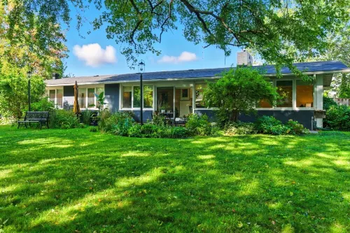 6 Bedroom Ranch Bungalow in Port Credit.