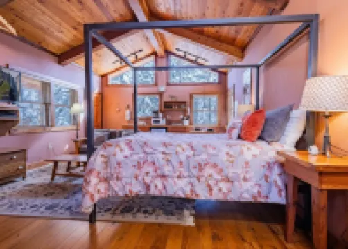 Charming Cabin with Scenic Views and Cozy Fireplace - Idyllic Retreat