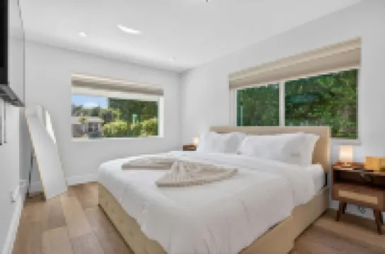 Evergreen Retreat Home for 7 Hotels in Oakland Park