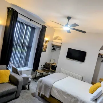 Hoopers Sandy Beach Guest Rooms Hotels near Glynn Vivian Art Gallery