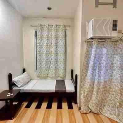 5 Min to SM, Beside Landbank, Max 6 Pax Rooms