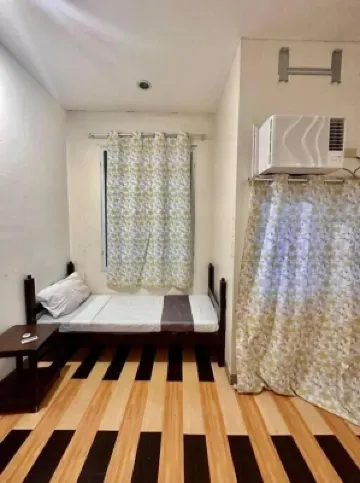 5 Min to SM, Beside Landbank, Max 6 Pax Hotels in 