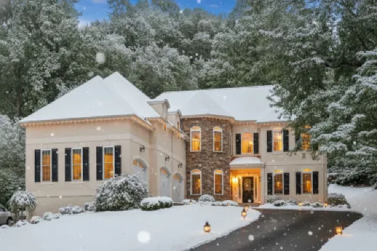 Expansive Living and Gourmet Kitchen Retreat - Elegant Luxury Estate Hotels in 