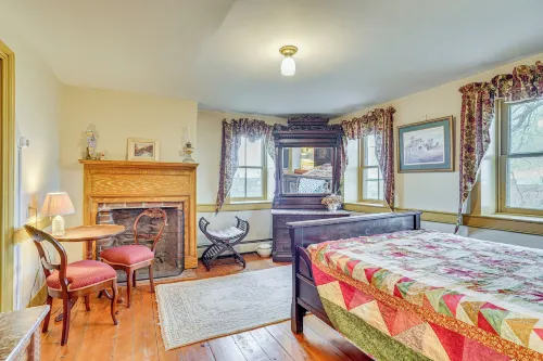 Rural & Historic Detour Escape w/ Horses On-site! - Homestays