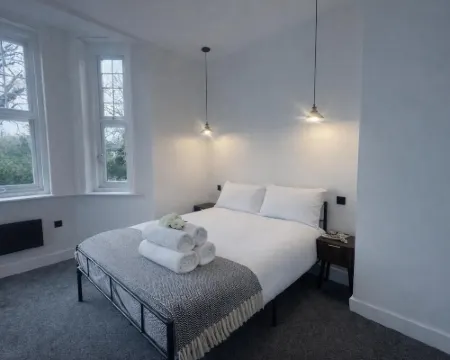 Dippen Hall Signature Apartment - Minutes From LGW Hotels in Lingfield