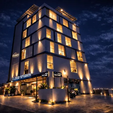 FabHotel Prime Cloud 5 Studios Отели рядом с достопримечательностью «Конгресс-центр Cyber»