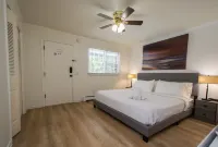 Lakeview 1BR Condo w Deck Walk to Village - Homestays