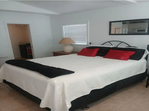 St. Petersburg Romantic Vacation Guest House, Monthly or Less