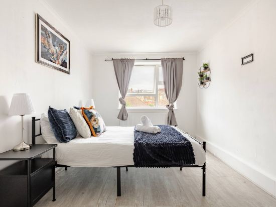 Ultra-Spacious 2 BR In Central Wimbledon!