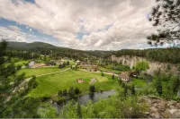 Quiet Cabin on the Cliff + Hot Tub + Stunning Black Hills Views