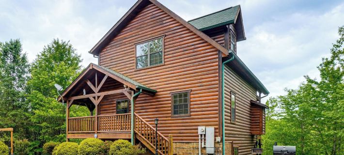 Secluded Smoky Mountain Cabin w/ Theater & Hot Tub Hotels in Съвиървил