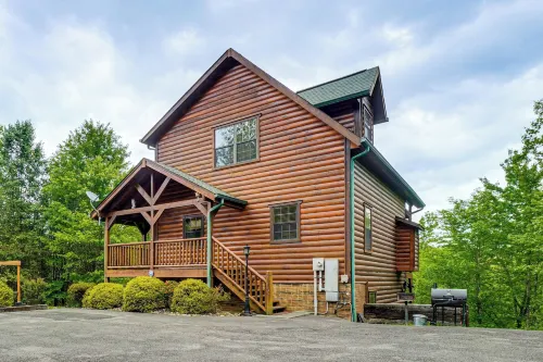 Secluded Smoky Mountain Cabin w/ Theater & Hot Tub - Tiny Houses