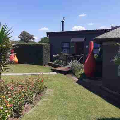 Rustic Red Serene & comfortable country home Hotel Exterior