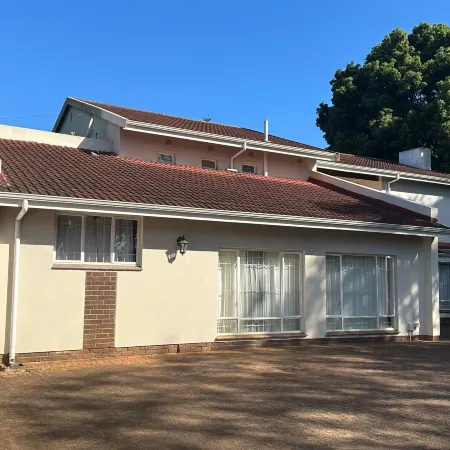 Spacious 4BR Home Pool & Balconies Krantzkloof