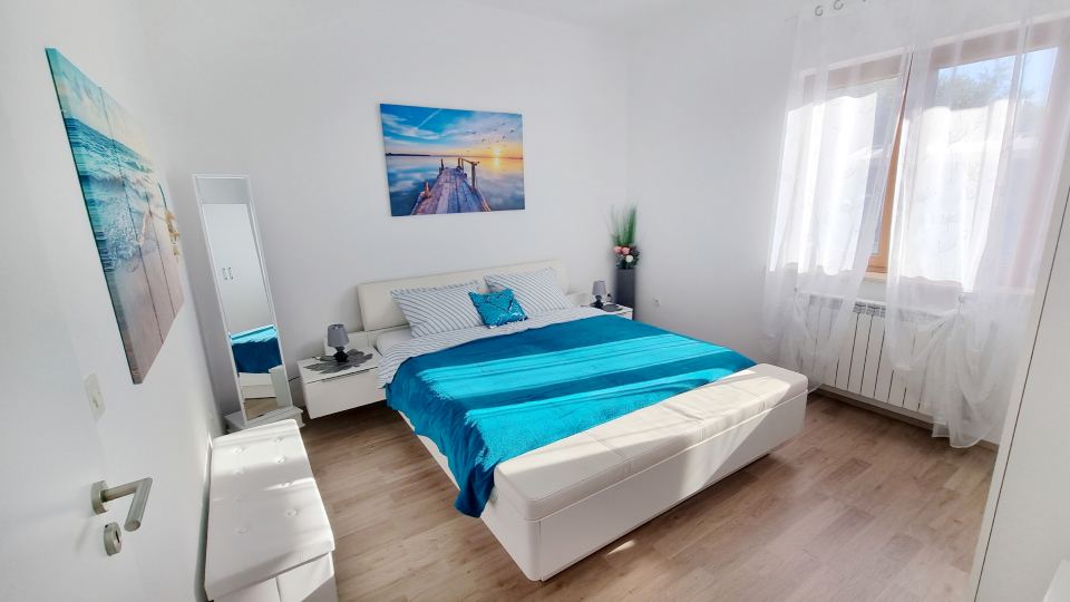 Bright accommodation near the sea in Zambratija