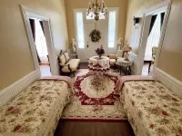 LA BELLE MAISON - Beautiful 1850 Historical home just across from Lions Park! Hotels in Jefferson