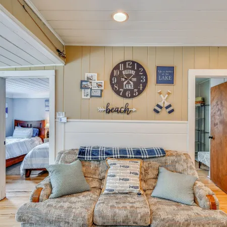 George Lake Escape! Charming 1950s Cabin