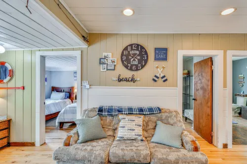 George Lake Escape! Charming 1950s Cabin - Хоумстей