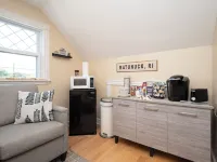 Heart of Jamestown, In town location, 3rd floor suite, B&B style with King Bed - Wifi
