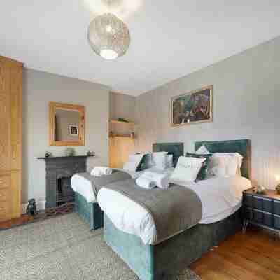 4BD/3Bath/2Car Drive/Garden/Games room/Nr Hospital Rooms