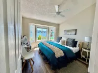 Beach Front Retreat :Private Beach and Dock Access, Hot Tub, BBQ &Free Kayaks! - 露台