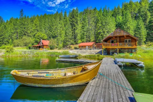 700-acre Property w/ 33-acre Lake & Dual Cabins! - 2-Star