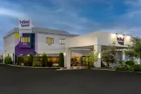 Spark by Hilton Montreal Brossard - مسبح