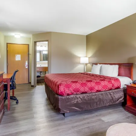 Econo Lodge Inn & Suites