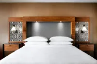 Sheraton Toronto Airport Hotel & Conference Centre - ที่มีสระว่ายน้ำ