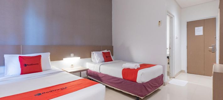 RedDoorz Near Goa Sunyaragi Hotels in Cirebon Regency