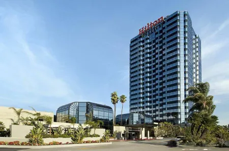 Hilton Los Angeles-Universal City Отели рядом с достопримечательностью «Уотеруорлд»