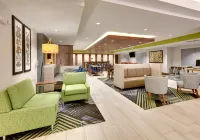 Holiday Inn Express & Suites Mitchell فنادق في Davison County