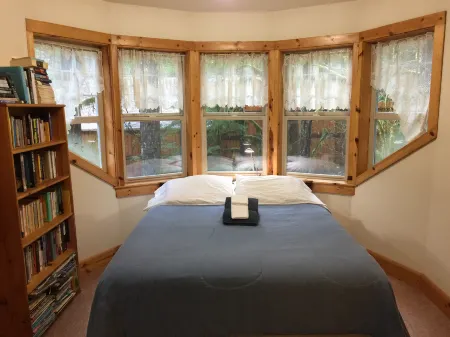 Snowline Cabin #25 A Country-Style Pet Friendly Cabin with a Hot Tub and Wifi!