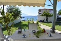 House Just on the Beach -Included 2 Canoe and 2 Bicycles