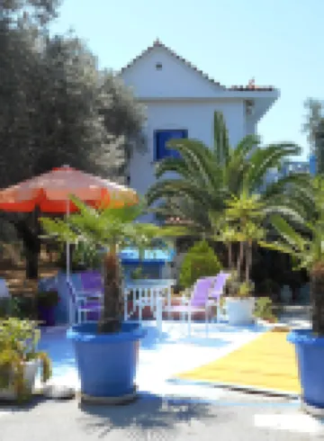 Holiday Apartment with Sea View and Mountains View