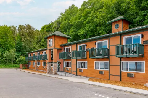 Econo Lodge Lakeview - parking