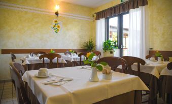 Carlo's Hotel - Housity