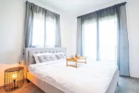 Vibrant Seaside Stay with Balcony by Sea N' Rent Các khách sạn ở Elon
